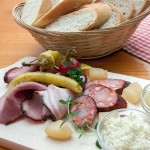 Moravské prkénko – BIO-hovězí-uzené, slanina, Těšetická klobása, tvarůžek, křen a hořčice